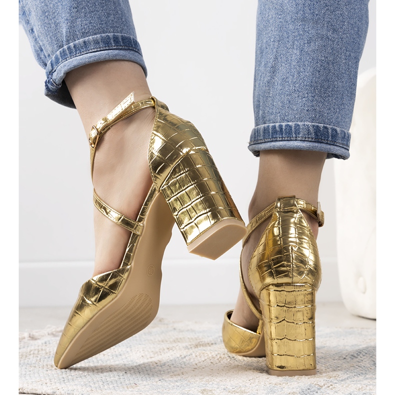 Goldene Pumps am Strutt-Pfosten 2