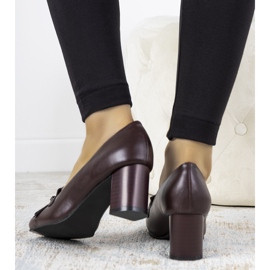 Kastanienbraune Pumps auf einem Pfosten aus Alices Öko-Leder rot 1