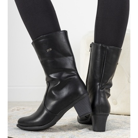 Schwarze klassische Stiefel auf dem Preciado-Pfosten 1