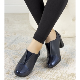 Marineblaue Schuhe auf dem Posten von Villareal 2