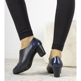 Marineblaue Schuhe auf dem Posten von Villareal 1