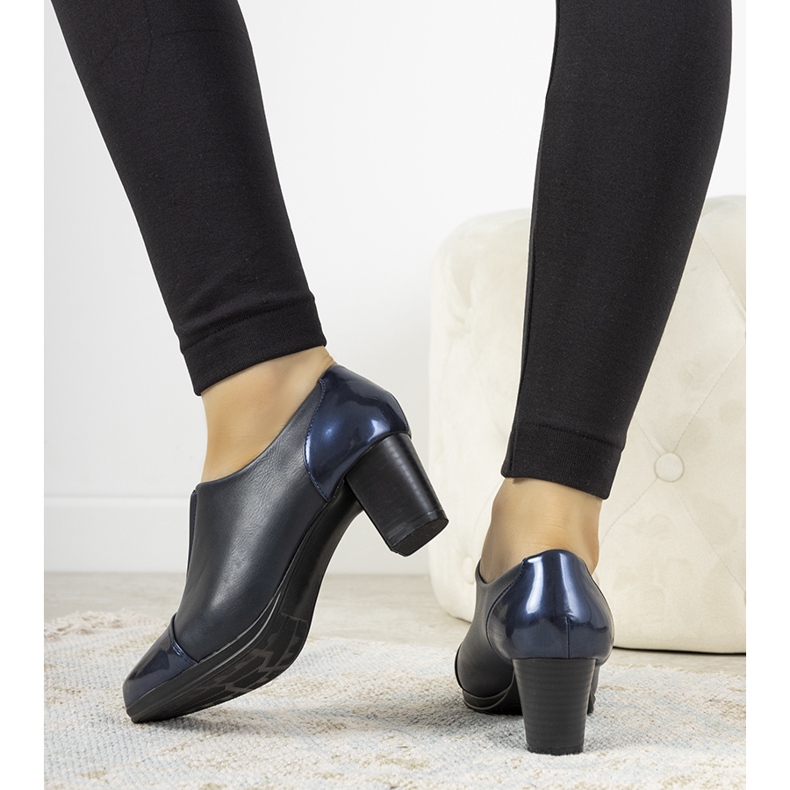 Marineblaue Schuhe auf dem Posten von Villareal 1