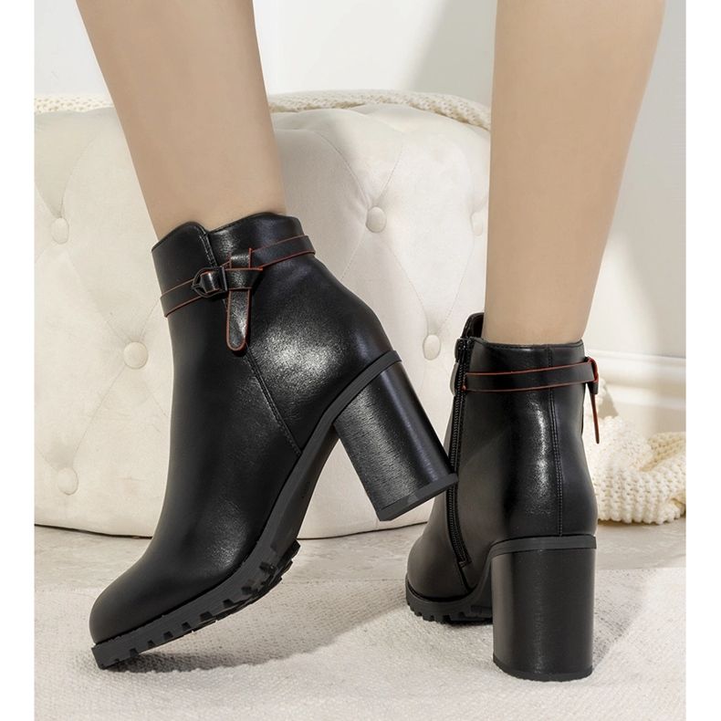 Schwarze isolierte Stiefel am Murray-Pfosten 1