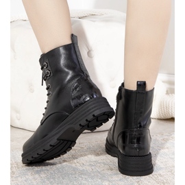 Schwarze isolierte Stiefel auf einer hohen Dora-Sohle 1