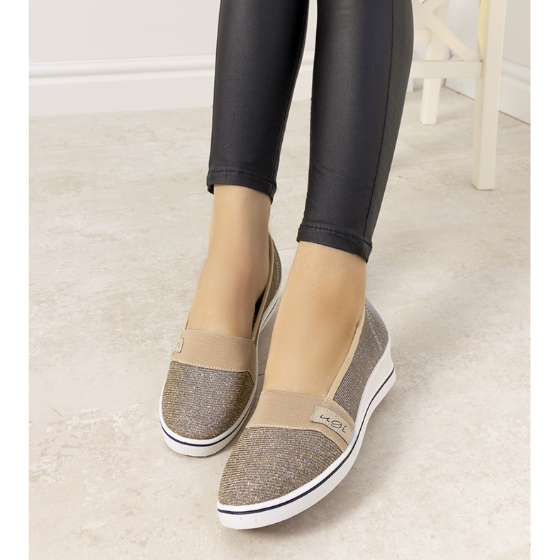 Goldene Turnschuhe mit Keilabsatz von Burris 2