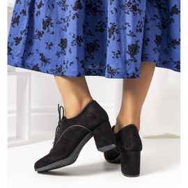 Schwarze Schuhe auf dem Vogelpfosten 2