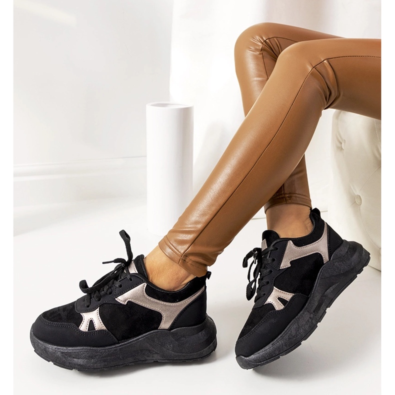 Schwarze Turnschuhe mit goldenen Davis-Akzenten 1