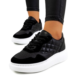 Schwarze Turnschuhe auf der Gasperi-Plattform 1