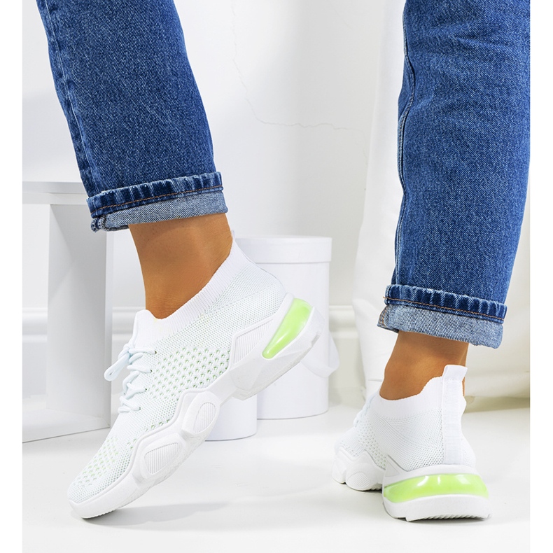 Weiße und grüne Sportschuhe 1