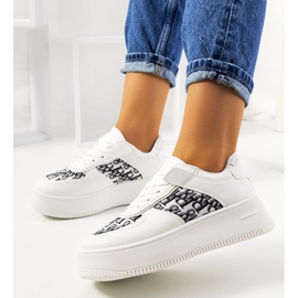 Weiße Turnschuhe auf der Worden-Plattform 1