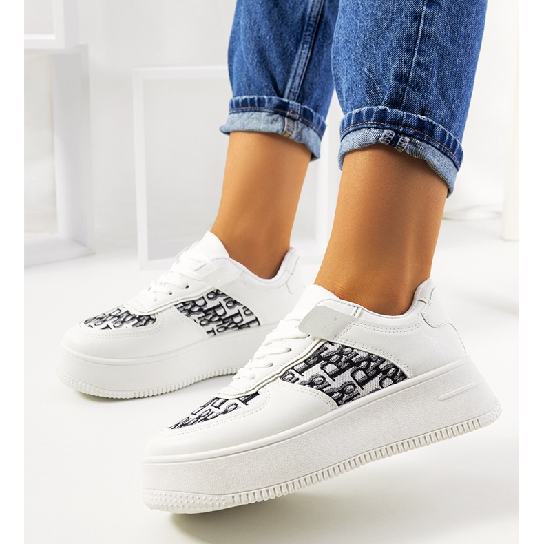 Weiße Turnschuhe auf der Worden-Plattform 1