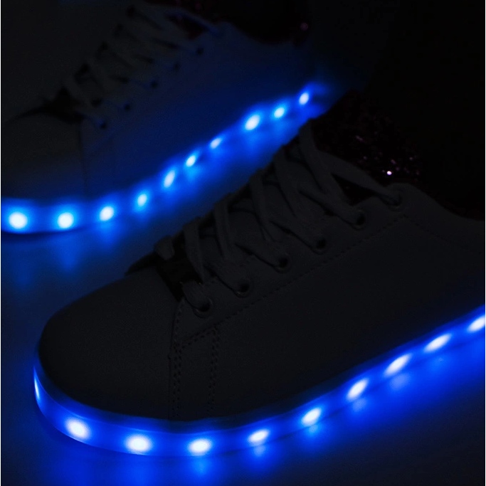 Weiße und rosa Turnschuhe mit Alfaro-LED-Leuchten 1