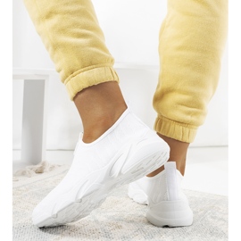 BM Aarons weiße Turnschuhe 1