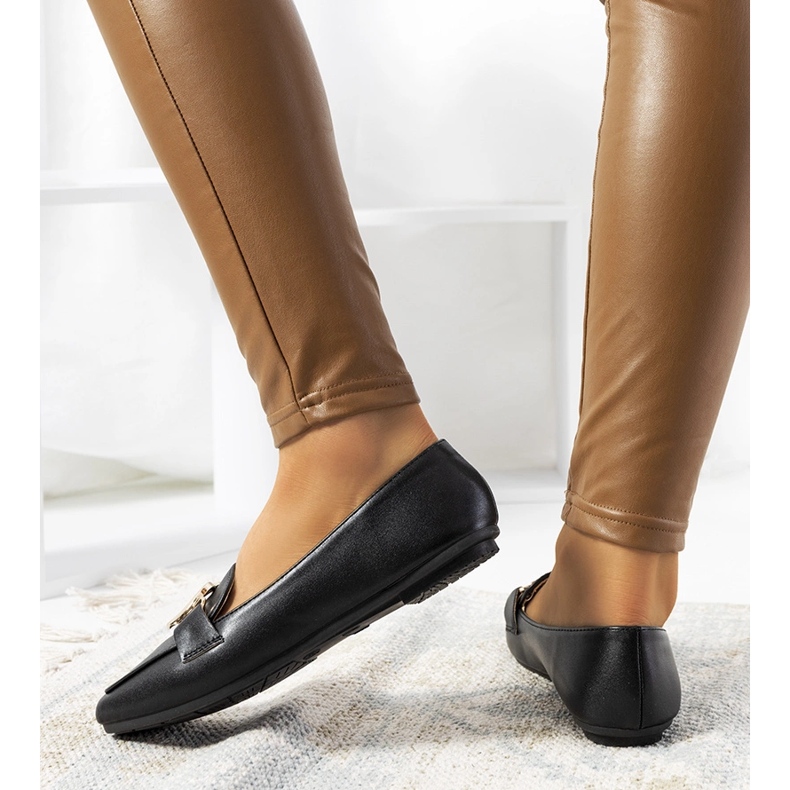 Schwarze Loafer mit goldener Theresa-Schnalle 1