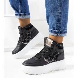 Schwarze Turnschuhe auf der Dennis-Plattform 1