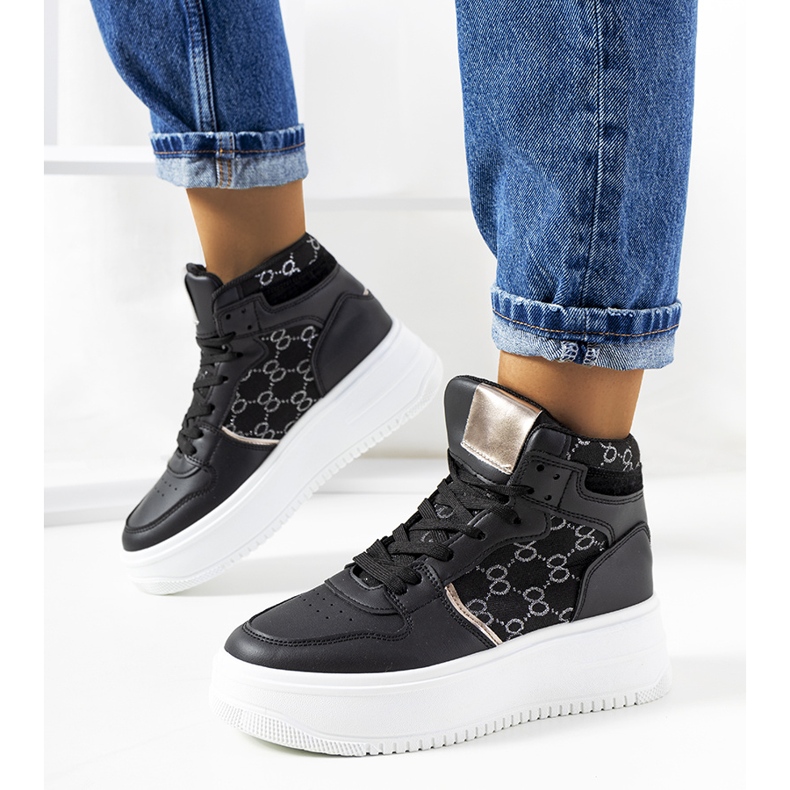 Schwarze Turnschuhe auf der Dennis-Plattform 1