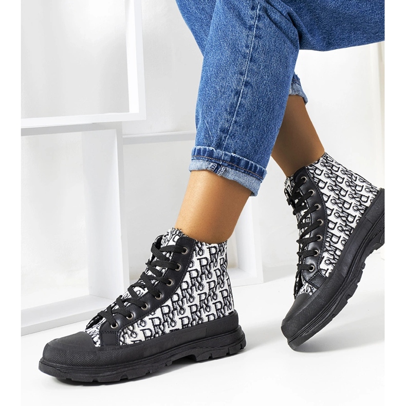 Schwarze Damenturnschuhe von Chester 1