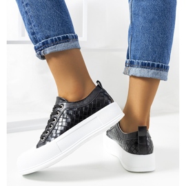 Schwarze Turnschuhe auf dicker Luthersohle 1