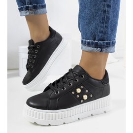 Schwarze Turnschuhe auf der Ileana-Plattform 1