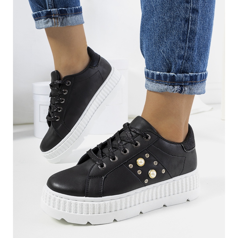 Schwarze Turnschuhe auf der Ileana-Plattform 1