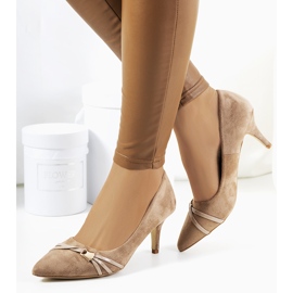 Beige Pumps auf einem Lamond-Absatz 1