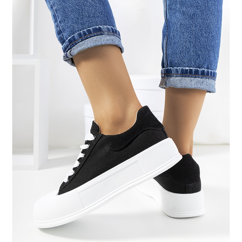 Schwarze Turnschuhe auf der Venancia-Plattform 1