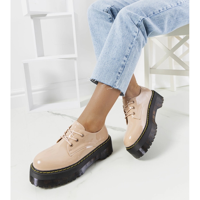 Beige Schuhe auf hoher Hooper-Sohle 1