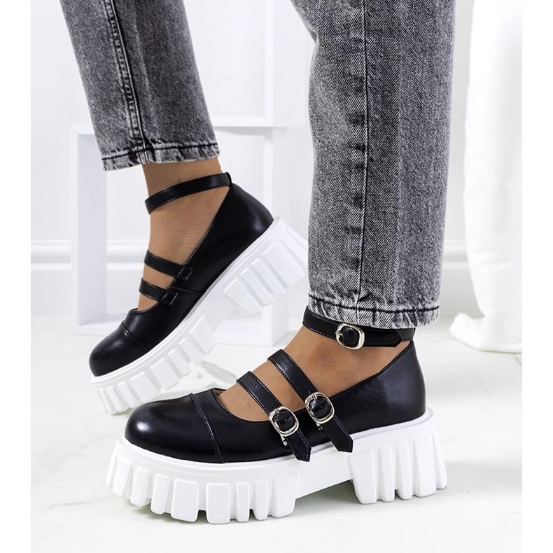 Schwarze Schuhe auf einer Traktorsohle von Jonell 1