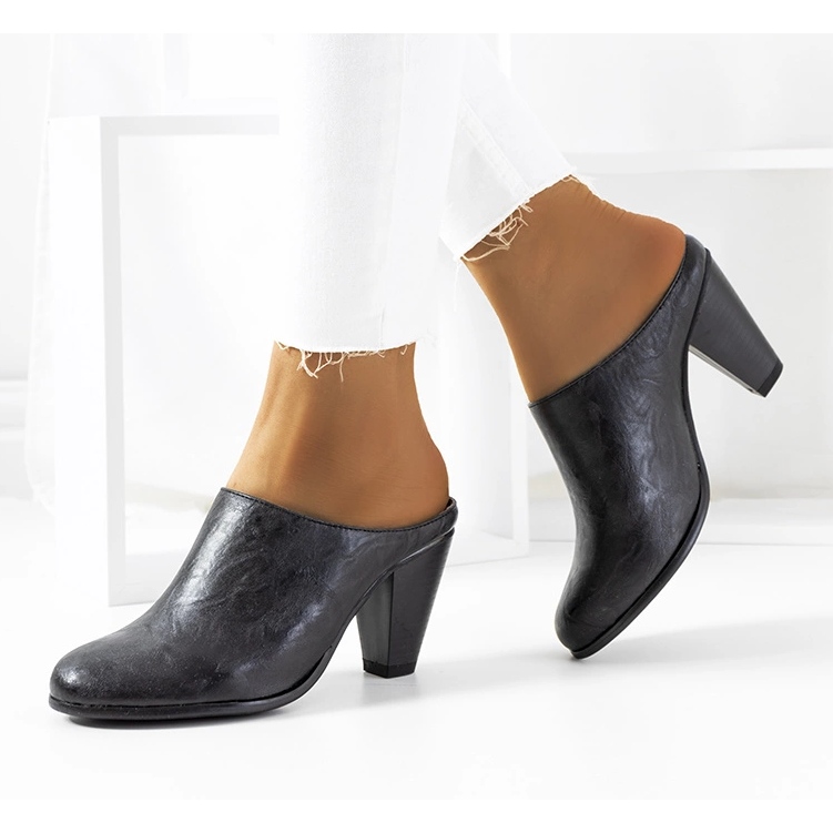 Schwarze Pantoffeln auf dem Plotkin-Posten 1