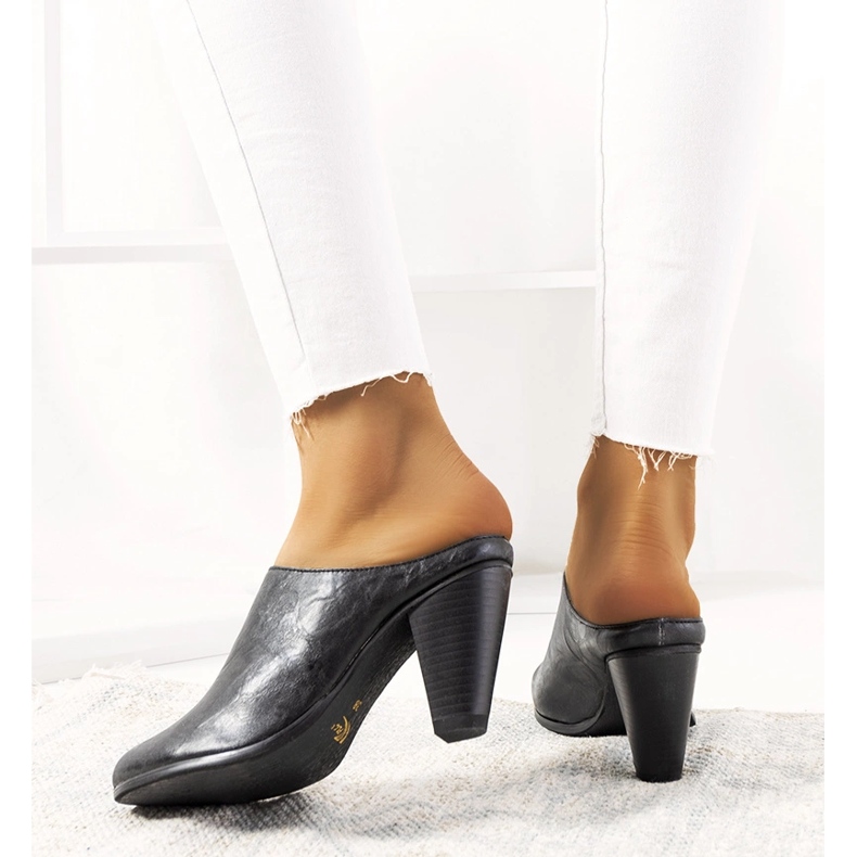 Schwarze Pantoffeln auf dem Plotkin-Posten 2