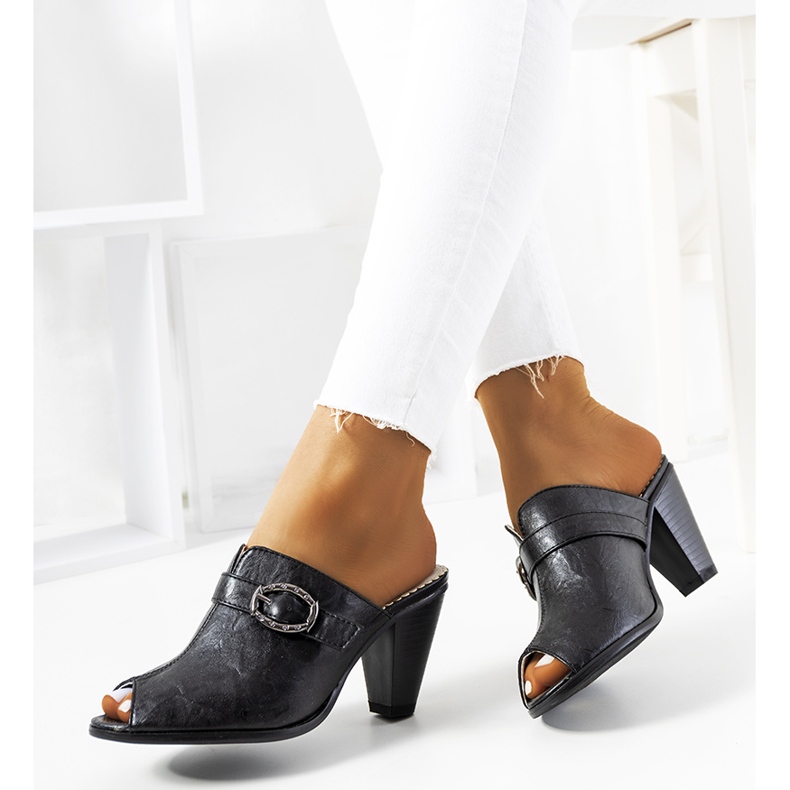 Schwarze Pantoffeln am Lucinda-Pfosten 1