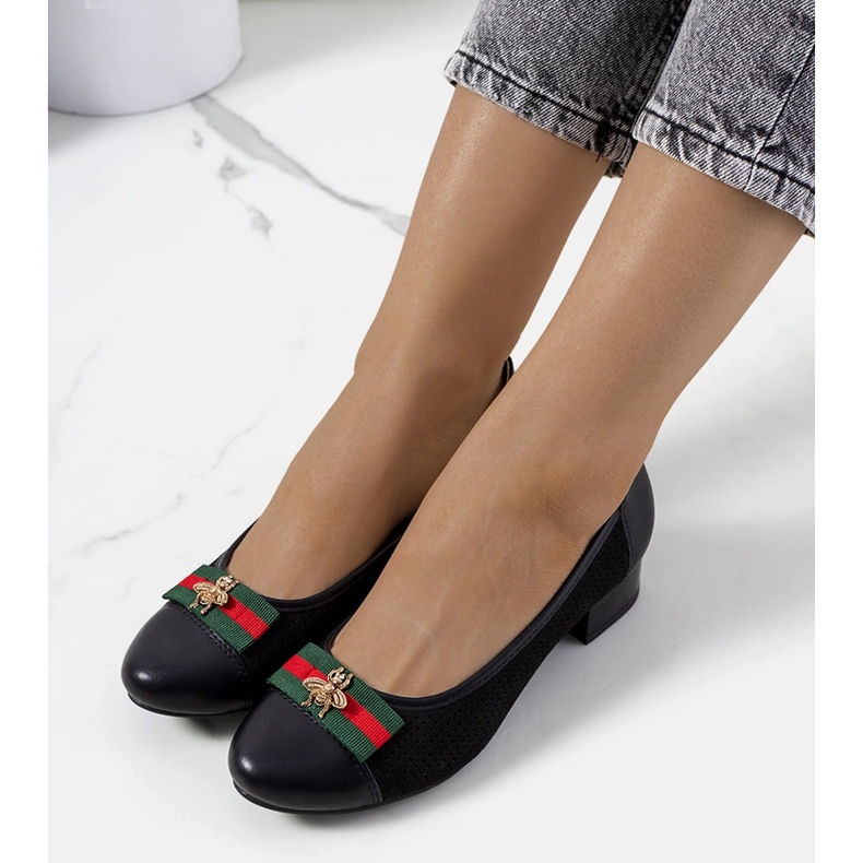 Schwarze durchbrochene Seema-Pumps 1