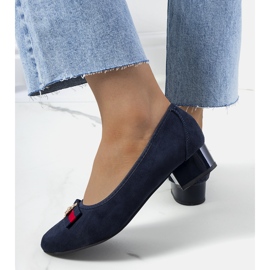 Marineblaue Pumps mit Vijver-Fliege 1