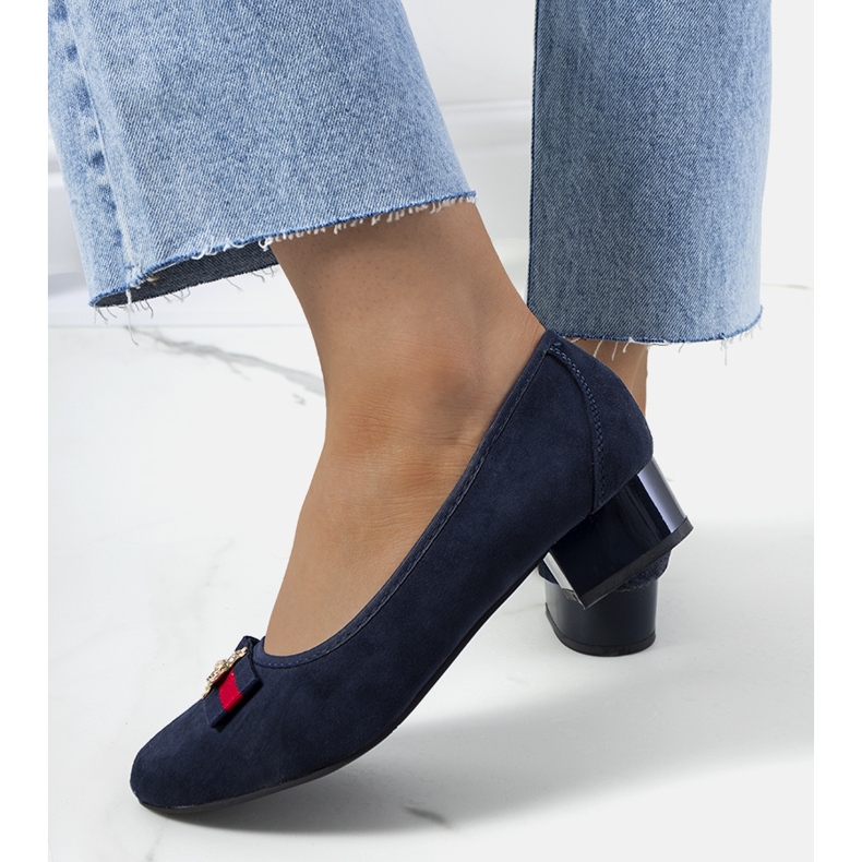 Marineblaue Pumps mit Vijver-Fliege 1