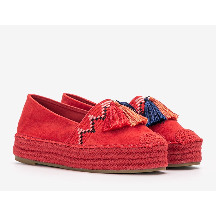 Rote Espadrilles auf der Pisquid-Plattform 1