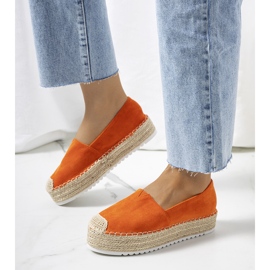 Orangene Espadrilles auf der Dione-Plattform 1