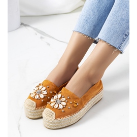 Braune Espadrilles auf der dicken Sohle von Frau Nicki gelb 1