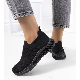 Nedas schwarze Turnschuhe 1
