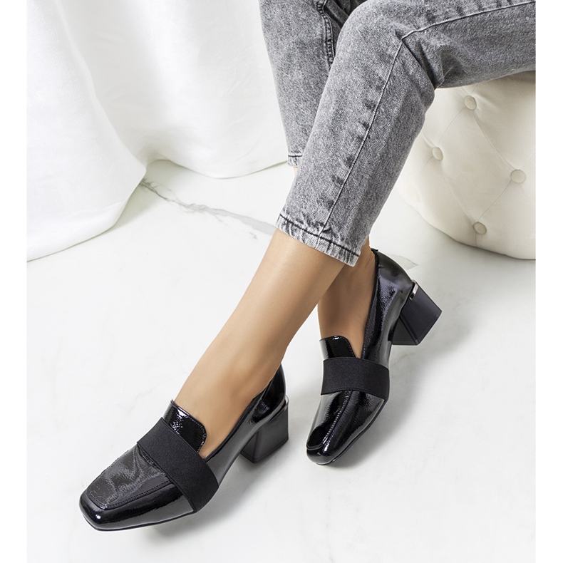 Schwarz lackierte Schuhe am Tammy-Pfosten 1