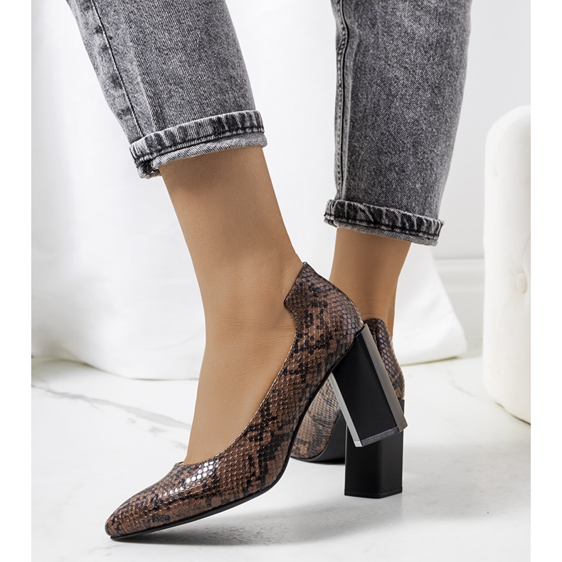 Braune Pumps auf dem Ajla-Pfosten 1