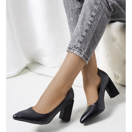 Schwarze Pumps auf dem Kruis-Pfosten 1