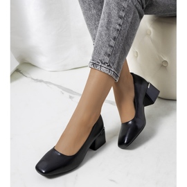 Schwarze Pumps an der Hanae-Säule 1