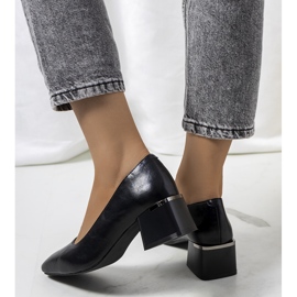 Schwarze Pumps an der Hanae-Säule 2