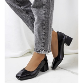 Schwarze Lackpumps auf dem Peet-Pfosten 1