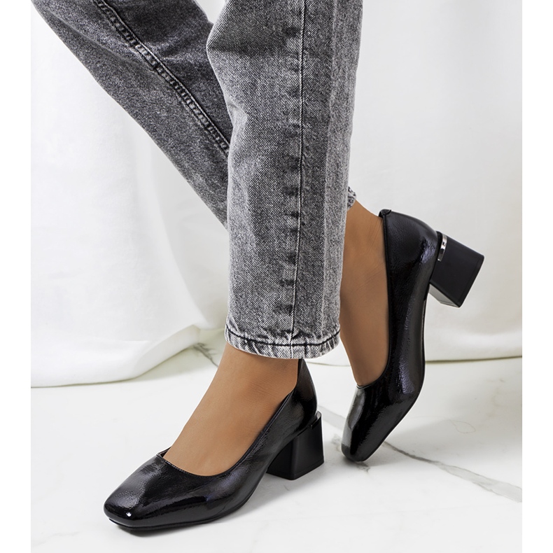 Schwarze Lackpumps auf dem Peet-Pfosten 1