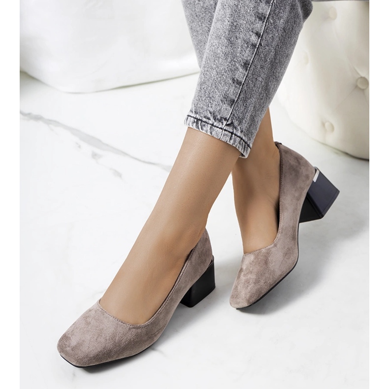 Graue Pumps an der Bloor-Säule 1