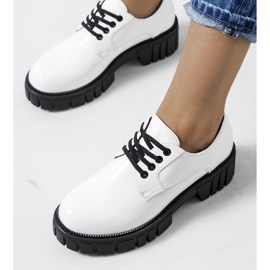 Weiß lackierte Schuhe von Eileen 1