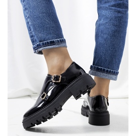 Schwarz lackierte Valks Schuhe 1