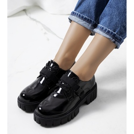 Schwarze Schuhe auf einer Traktorsohle von Vellem 1