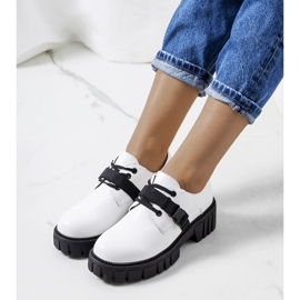 Weiße Schuhe auf einer Traktorsohle Marike 1